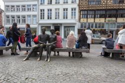 Gente in attesa del bus a Hasselt, Belgio. Sulla panchina, la simpatica statua in bronzo di una coppia - © Dean_Marat_Yakhin / Shutterstock.com