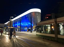 Gente in attesa di tram e bus in Koenigsplatz alla sera nel centro di Augusta, Germania - © Frank Gaertner / Shutterstock.com