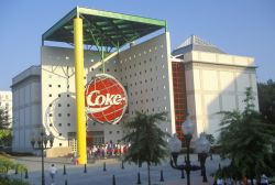 Gente in fila alI'ingresso del World of Coca-Cola di Atlanta, Georgia - © Joseph Sohm / Shutterstock.com