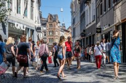 Gente in Kleine Straat (Small Street) intenta a fare shopping, Maastricht (Olanda) - © Juriaan Wossink / Shutterstock.com