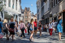 Gente in Kleine Straat (Small Street) intenta a fare shopping, Maastricht (Olanda) - © Juriaan Wossink / Shutterstock.com