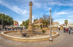 Gente in piazza Ataturk a Nicosia, nord di Cipro. Mustafa Kemal Ataturk è stato un militare e politico turco, fondatore e primo presidente della Turchia. Questa bella piazza è ...