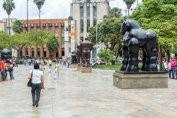 Gente in Piazza Botero a Medellin, Colombia. Ai lati, sculture del celebre artista nativo di Medellin, icona dell'arte contemporanea noto dal pubblico per le sue forme generose - © ...