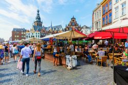 Gente in piazza del Grande Mercato a Nijmegen in estate (Olanda). Questa cittadina è la più antica del paese - © Christian Mueller / Shutterstock.com