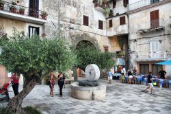 Gente in Piazza Vittorio Veneto a San Felice Circeo, Lazio, in una sera d'estate - © marcovarro / Shutterstock.com