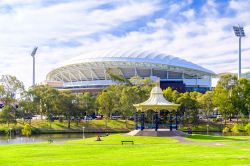 Gente in relax a Elder Park Rotunda vicino all'Adelaide Oval in una giornata estiva (Australia) - © amophoto_au / Shutterstock.com