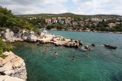 Gente in relax al mare lungo la costa rocciosa di Crikvenica, Croazia - © Philip Lange / Shutterstock.com