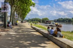 Gente in relax e a passeggio lungo la passeggiata del Quai du Chatelet a Orléans, Francia - © Kiev.Victor / Shutterstock.com