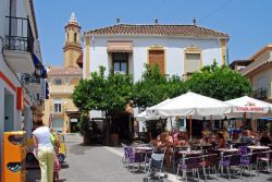 Gente in relax in un caffé della città vecchia di Estepona, Malaga, Spagna - © Caron Badkin / Shutterstock.com