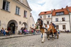 Gente in relax nel centro storico di Kazimierz Dolny, Polonia: è una graziosa località artistica del paese con molte gallerie di pittori - © Patryk Kosmider / Shutterstock.com ...