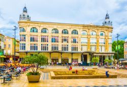 Gente in relax nella piazza centrale di Narbonne, Francia - © trabantos / Shutterstock.com