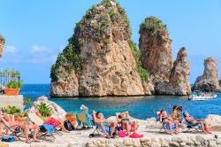 Gente in relax su una spiaggia di Scopello, Castellammare del Golfo, Sicilia - © Roman Babakin / Shutterstock.com