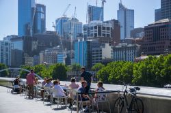 Gente in relax sul lungofiume di Melbourne, Australia, in una giornata di sole - © tmpr / Shutterstock.com
