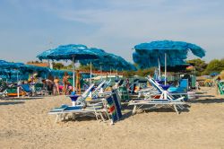 Gente in relax sulla spiaggia del mar Ligure a Vada, provincia di Livorno, Toscana. Questa località balneare è una frazione di Rosignano Marittimo nella Val di Cecina - © ...