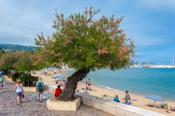 Gente in relax sulla spiaggia di Le Lavandou, Var, in una giornata estiva (Francia) - © Juergen Wackenhut / Shutterstock.com