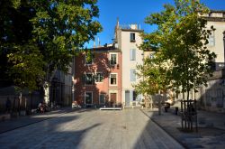 Gente in relax sulle panchine all'ombra di Place du Chapitre a Nimes, Francia - © Coitelada / Shutterstock.com