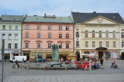 Gente in relax sulle panchine nel centro storico di Olomouc, Moravia, Repubblica Ceca.
