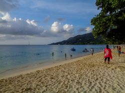 Gente in spiaggia a Beau Vallon, Victoria, isola di Mahé, Seychelles - © Authentic travel / Shutterstock.com