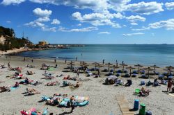 Gente in spiaggia a Orihuela, Spagna. Una delle stazioni balneari attrezzate frequentate da turisti e residenti sulla Costa Blanca - © Free Wind 2014 / Shutterstock.com
  ...