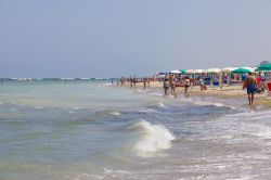 Gente in spiaggia a San Benedetto del Tronto, Marche - © 190361717 / Shutterstock.com