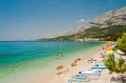 Gente in spiaggia a Tucepi, Croazia. E' una delle destinazioni turistiche più popolari del paese.

