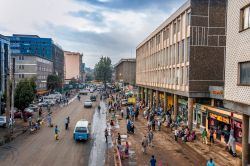 Gente in strada ad Addis Abeba, capitale dell'Etiopia ...