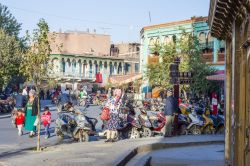 Gente in strada nella città di Kashgar, Cina occidentale - © Andrii Lutsyk / Shutterstock.com