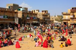 Gente in un mercato della città di Jaisalmer, Rajasthan, India. Questa cittadina è chiamata anche Città d'Oro per l'utilizzo della pietra gialla utilizzata in architettura- ...