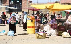 Gente in un mercato di strada a El Alto, nei pressi di La Paz, Bolivia. La zona centrale della citttà, nota come La Ceja (il sopracciglio in spagnolo), è sede di un vivace mercato ...