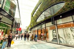 Gente in un moderno centro commerciale di Den Haag, Olanda - © Radiokafka / Shutterstock.com