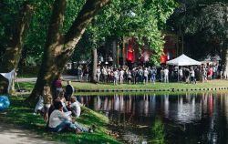 Gente in un parco di Leeuwarden, Paesi Bassi, durante un festival della musica in estate - © Natalia Balanina / Shutterstock.com