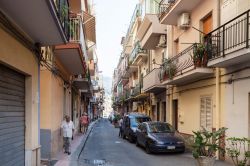 Gente in una stradina di Giardini Naxos, provincia di Messina, Sicilia - © vvoe / Shutterstock.com