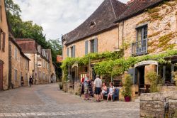 Gente in visita al borgo di Beynac-et-Cazenac, Francia, lungo le sponde del fiume Dordogna - © lauravr / Shutterstock.com