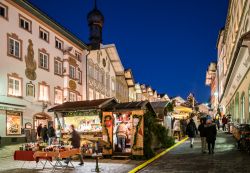 Gente in visita al celebre mercato di Natale a Bad Tolz, Germania. Questa nota località turistica e termale ospita durante l'Avvento i tradizionali mercatini aperti sino a sera - FooTToo ...