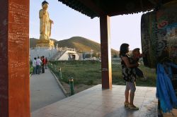 Gente in visita alla statua del Buddha d'Oro a Ulan Bator, Mongolia. La statua è alta 27 metri e si trova nella parte meridionale della città - © joyfull / Shutterstock.com ...