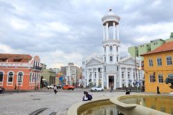 Gente in visita all'antica città di Curitiba, Brasile. Con 1 milione e 760 mila abitanti, questa località è l'ottava più popolosa del paese - © Tupungato ...