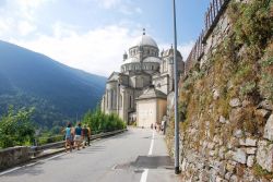 Gente nei pressi del santuario della Madonna del Sangue a Re (Piemonte). Meta di vari pellegrinaggi dal circondario, questo edificio è luogo di culto  di riferimento della Val Vigezzo ...
