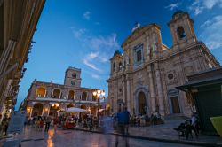 Gente nel centro storico di Marsala by night, Sicilia. Ricca di storia, sorge sulle rovine di un'antica città punica - © sbellott / Shutterstock.com