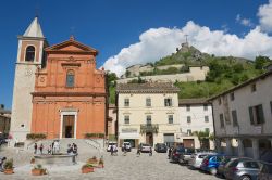 Gente nella piazza centrale di Pennabilli, Emilia Romagna. Qui sorge il duomo, noto anche come cattedrale di San Leone, è stata consacrata nel 1588. A forma di croce latina, si presenta ...