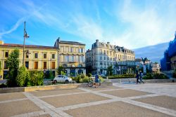 Gente nella piazza del centro di Bergerac, Francia - © Nadiia Gerbish / Shutterstock.com