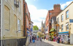 Gente nelle strade di Windsor con negozi e attività commerciali, Regno Unito. Questa località è una popolare destinazione britannica con il castello e Legoland - © ...