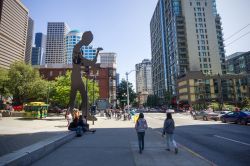 Gente passeggia in una strada di fronte all'Art Museum di Seattle, Washington - © TS Photographer / Shutterstock.com
