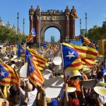 Gente per le strade di Barcellona per festeggiare il giorno nazionale della Catalogna - © nito / Shutterstock.com