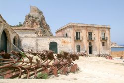 Gente prende il sole di fronte alla Tonnara di Scopello, provincia di Trapani (Sicilia) - © Stefano Ember / Shutterstock.com