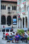 Gente seduta ai tavolini di un bar nel centro di Vittorio Veneto, provincia di Treviso - © krakow.poland / Shutterstock.com