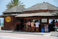 Gente seduta al Chiringuito la Peseta beach bar di Estepona, provincia di Malaga, Spagna.  - © Caron Badkin / Shutterstock.com