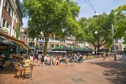 Gente seduta nei locali all'aperto a Koningsplein nel centro di Nijmegen (Olanda) - © Ivo Antonie de Rooij / Shutterstock.com