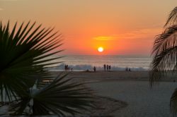 Gente su una spiaggia di Puerto Escondido al tramonto, Messico.

