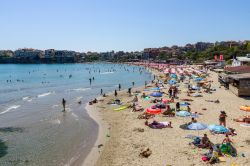 Gente su una spiaggia pubblica di Sozopol in estate, Bulgaria. Erede dell'Apollonia pontica, questa città è la più antica della costa bulgara del Mar Nero - © Sergey ...