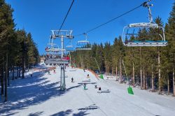 Gente sugli sci visti dall'alto di una seggiovia allo Ski Carousel di Winterberg, Germania - © Nielskliim / Shutterstock.com